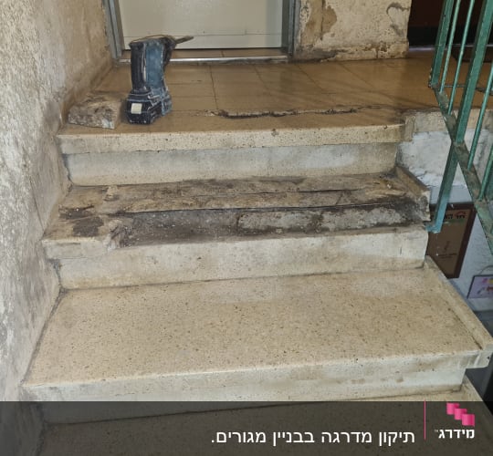מדרגות מתפוררות עם כלי עבודה חשמלי על הרצפה